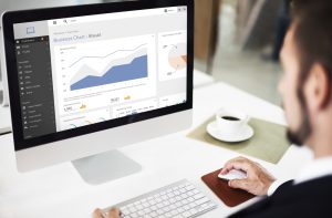 Per anni gli hotel hanno utilizzato Google Analytics come principale punto di riferimento per analizzare il comportamento degli utenti sul proprio sito. Tuttavia, si tratta di uno strumento incompleto per quanto riguarda l'attività alberghiera. Nella foto, un dipendente che esegue un'analisi di dati.