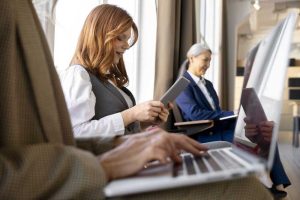 Nella foto, diverse donne che lavorano al monitoraggio dei dati in un hotel.