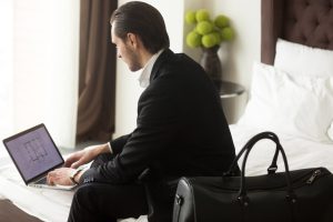 Il Revenue Management alberghiero sta attraversando un cambiamento strutturale. Le logiche che per anni hanno guidato le decisioni — stagionalità, pickup, OTB, benchmarking statico — non sono più sufficienti in un mercato sempre più volatile, frammentato e guidato dal comportamento digitale dei viaggiatori. Nella foto, un uomo che fa analisi di dati.