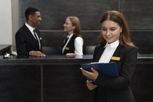 Nella foto, il personale di un hotel al lavoro.