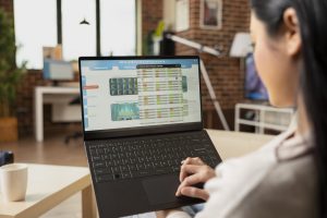 Nella foto, la dipendente di un hotel che esegue un'analisi dati.