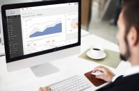 Per anni gli hotel hanno utilizzato Google Analytics come principale punto di riferimento per analizzare il comportamento degli utenti sul proprio sito. Tuttavia, si tratta di uno strumento incompleto per quanto riguarda l'attività alberghiera. Nella foto, un dipendente che esegue un'analisi di dati.