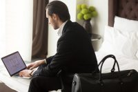 Il Revenue Management alberghiero sta attraversando un cambiamento strutturale. Le logiche che per anni hanno guidato le decisioni — stagionalità, pickup, OTB, benchmarking statico — non sono più sufficienti in un mercato sempre più volatile, frammentato e guidato dal comportamento digitale dei viaggiatori. Nella foto, un uomo che fa analisi di dati.